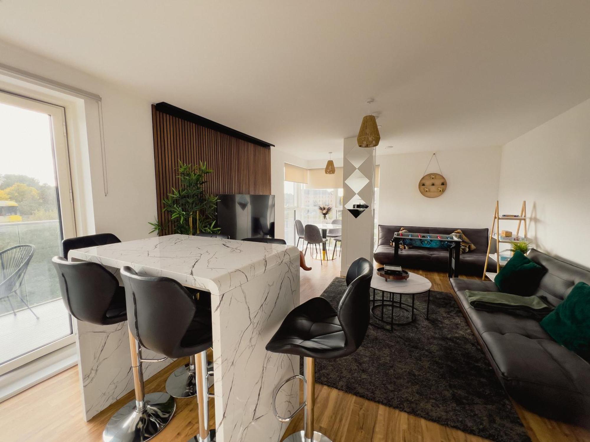 Manchester'S Luxurious 2-Bed Haven With Balcony - Canal Views & Proximity To Manchester United 외부 사진