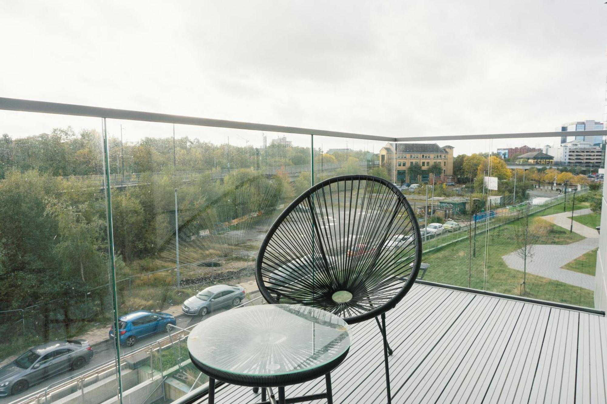 Manchester'S Luxurious 2-Bed Haven With Balcony - Canal Views & Proximity To Manchester United 외부 사진
