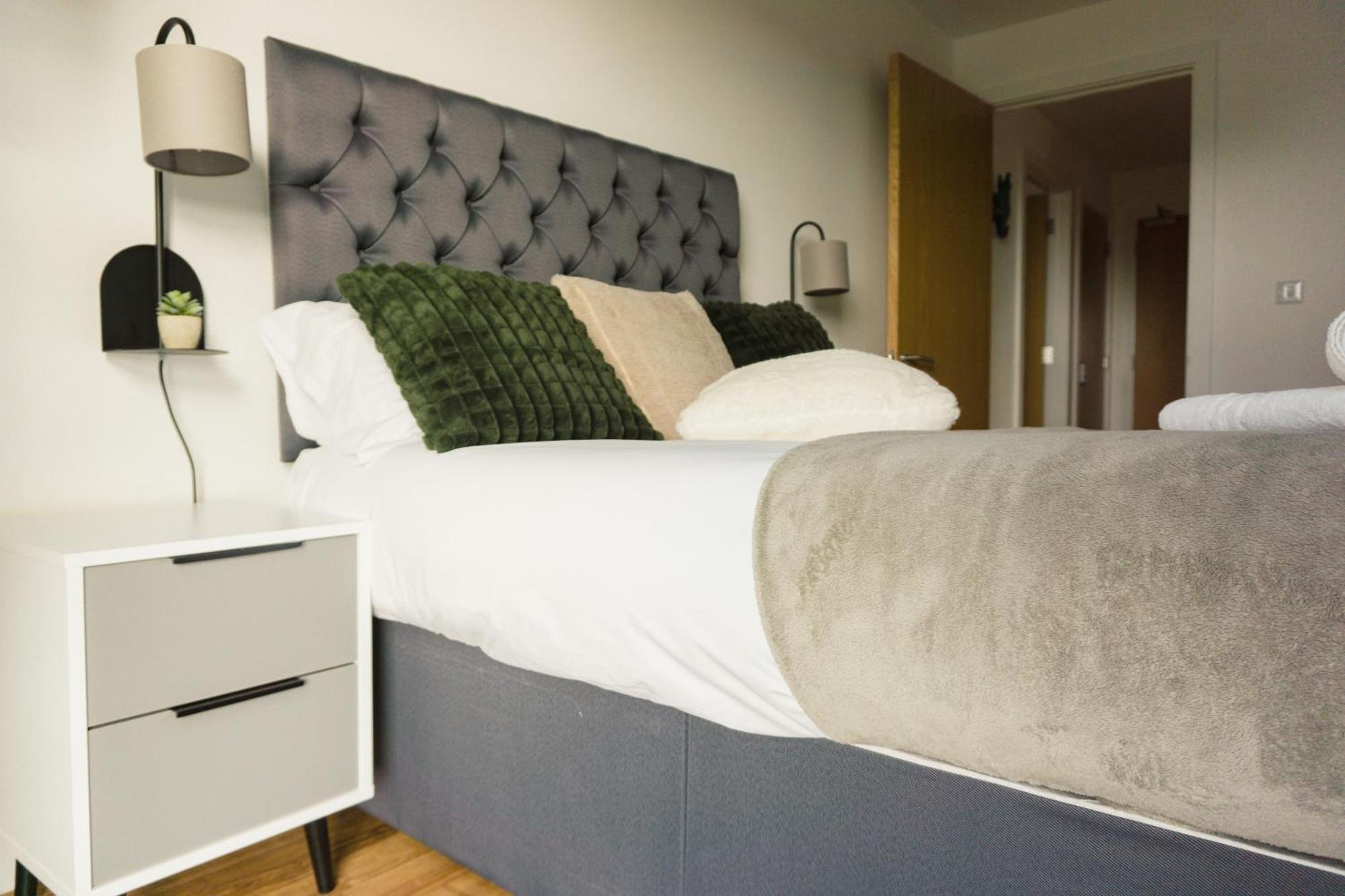 Manchester'S Luxurious 2-Bed Haven With Balcony - Canal Views & Proximity To Manchester United 외부 사진