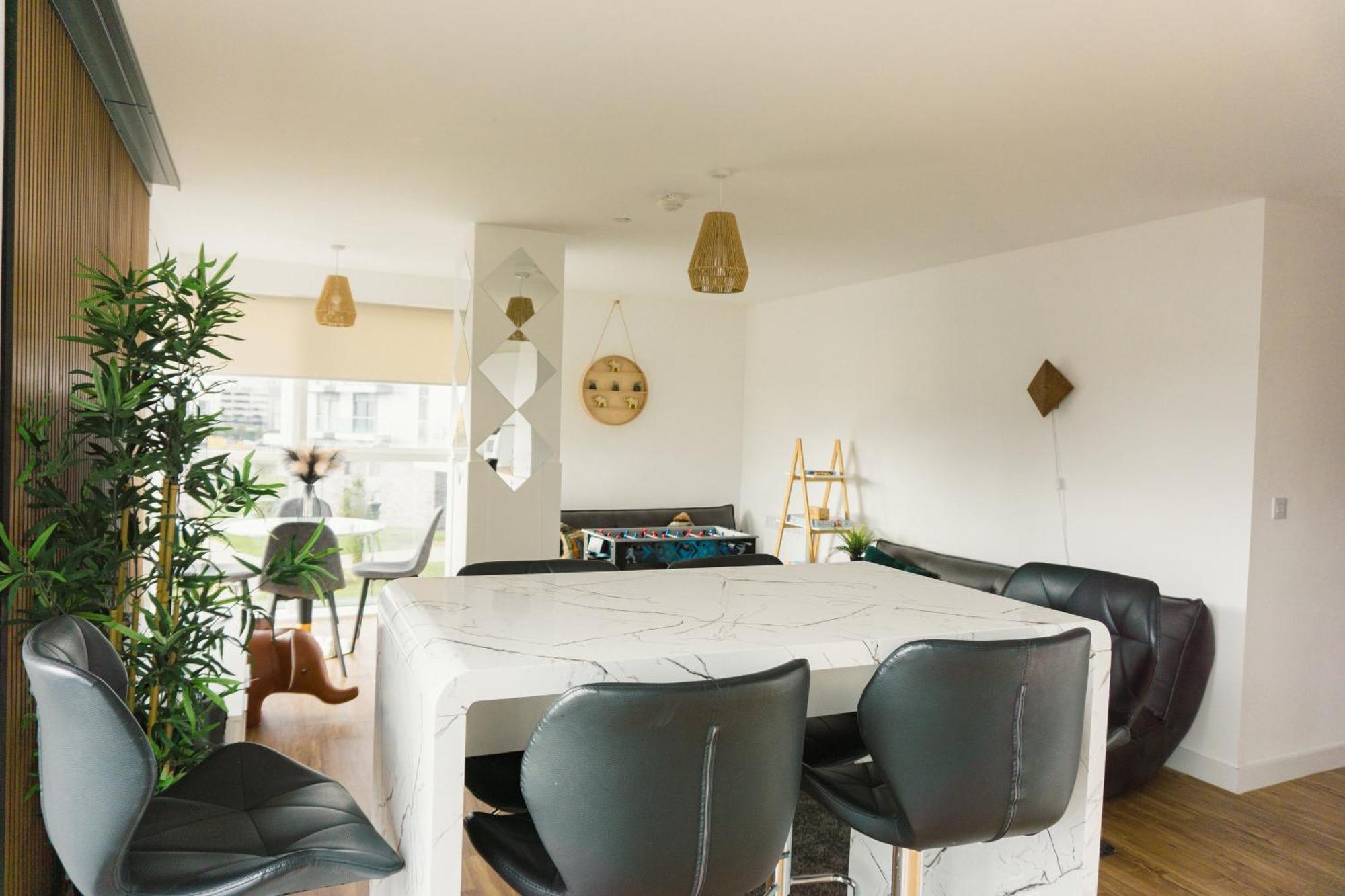 Manchester'S Luxurious 2-Bed Haven With Balcony - Canal Views & Proximity To Manchester United 외부 사진