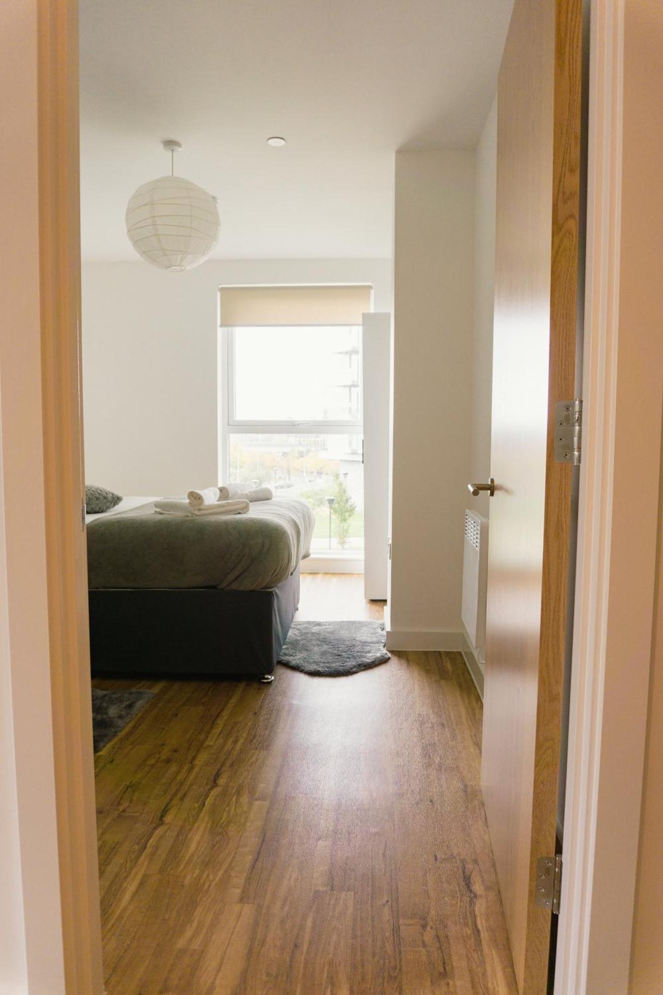 Manchester'S Luxurious 2-Bed Haven With Balcony - Canal Views & Proximity To Manchester United 외부 사진