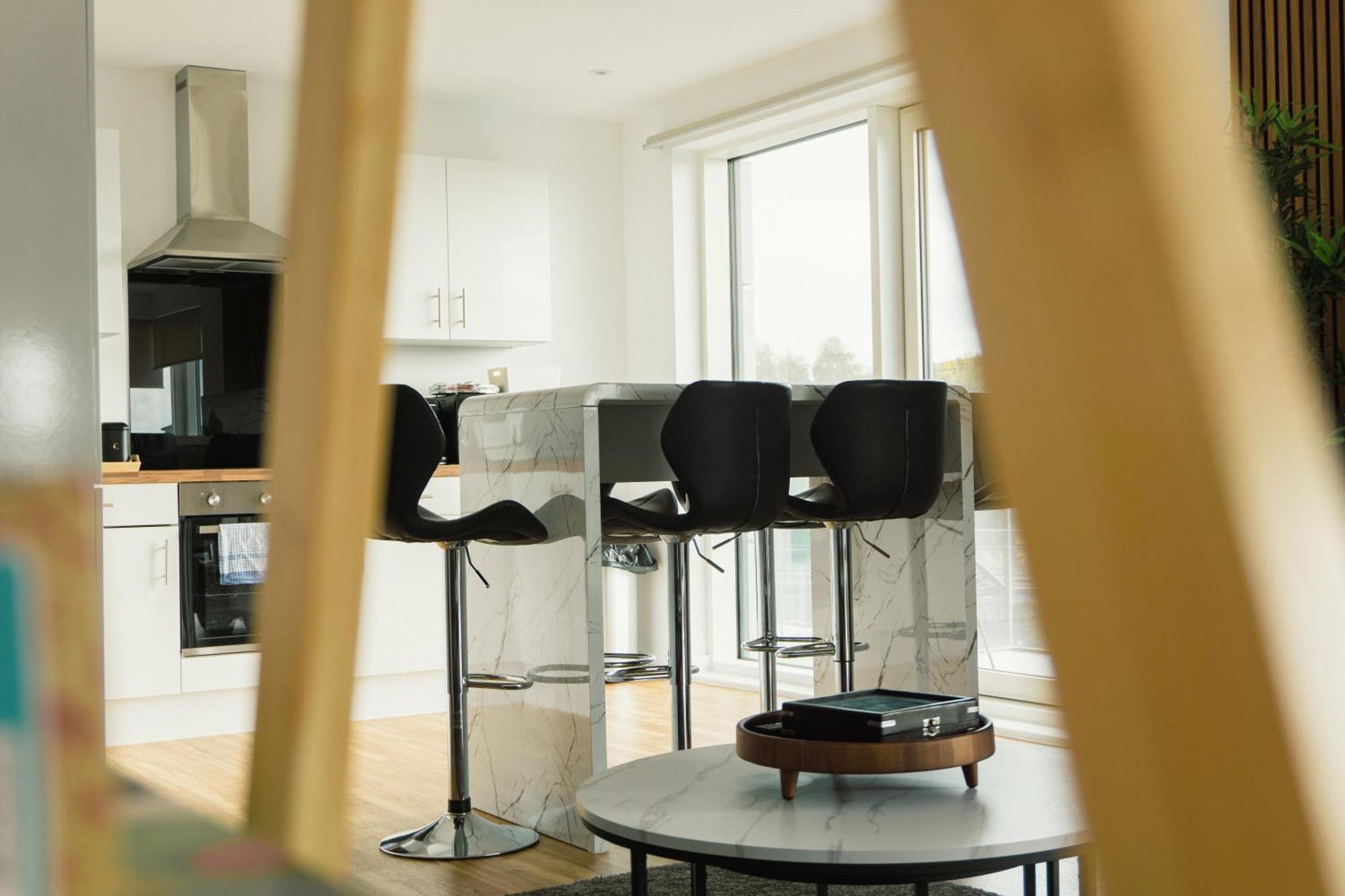 Manchester'S Luxurious 2-Bed Haven With Balcony - Canal Views & Proximity To Manchester United 외부 사진